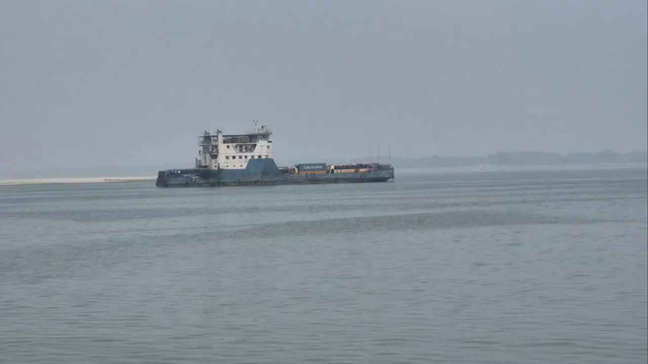 দৌলতদিয়া-পাটুরিয়া নৌরুটে ফেরি চলাচল শুরু